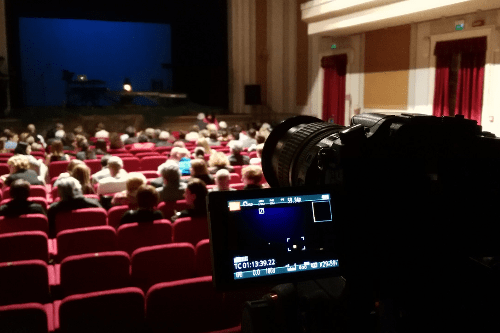 Telecamera durante la ripresa di un evento in sala